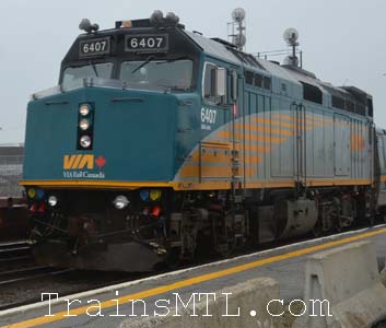 Locomotive VIA6407 left side / coté gauche